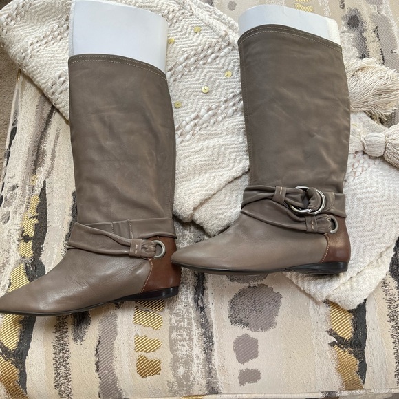 Taupe boots, new, with out tags - Picture 2 of 9